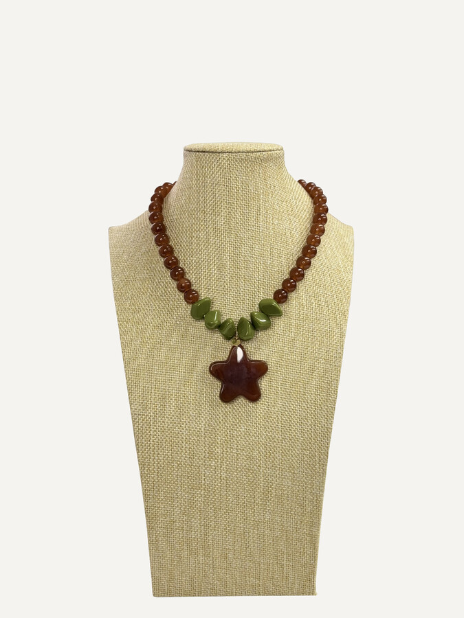 collar corto de piedra y estrella