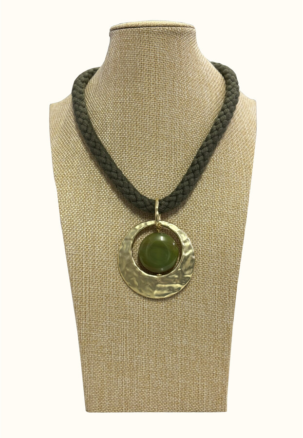 collar de cordón verde