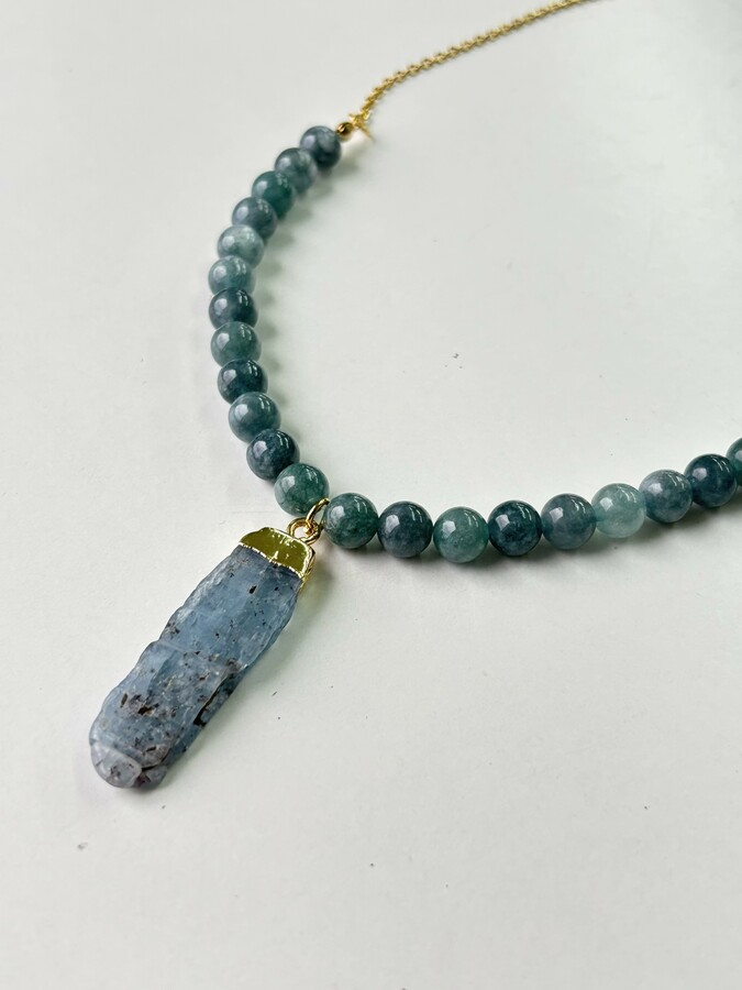 collar jade de cerca